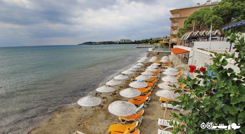 تخت های حمام آفتاب در ساحل هتل